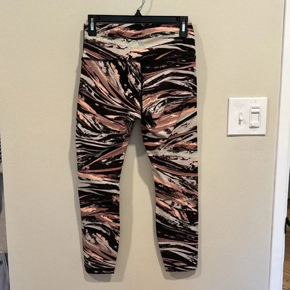 LULULEMON Wave Pattern Legging in Pink, Gray, and Black sz 8 EUC - Picture 4 of 6